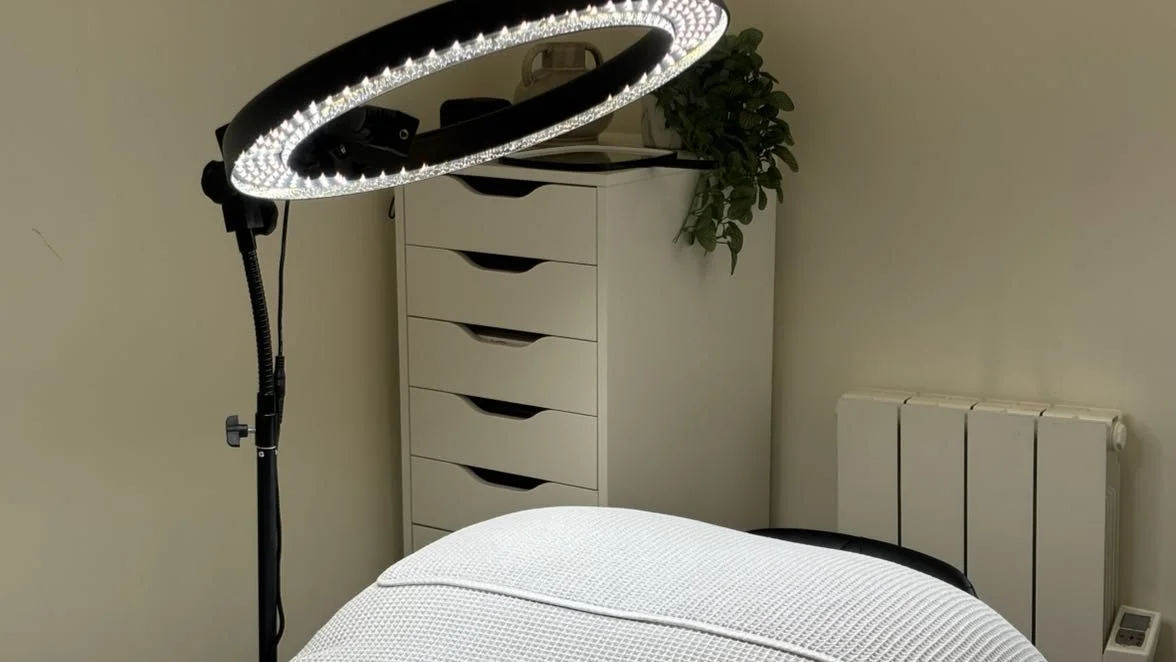 Treatment bed and ring light in the Natural Glaze clinic